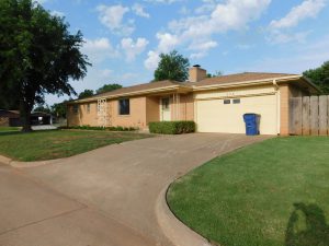 8/31  NICE BRICK HOME * 202 WESTVIEW WAUKOMIS, OKLAHOMA *CORNER LOT * FIREPLACES BEAUTIFUL BACKYARD * NICE STORAGE BUILDING