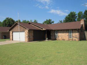 9/26 NICE BRICK HOME * 1,644 sq.ft. HOME * 7 PINES ADDITION * ENID OKLAHOMA