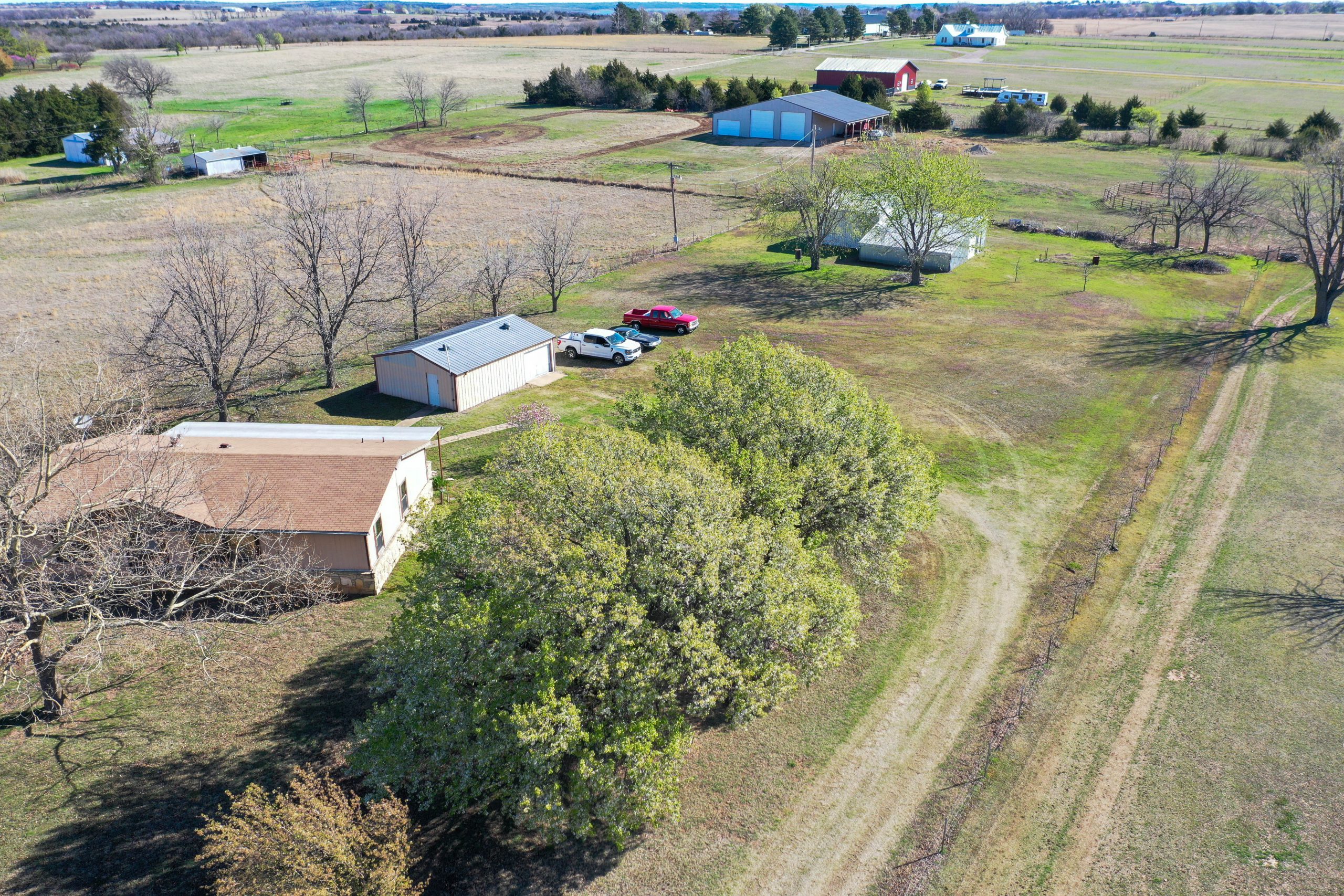 4/24 1175 N ENTERPRISE RD PONCA CITY OK * KAW LAKE AREA * 3 BEDROOM 2 BATHROOM HOME * 2 SHOPS