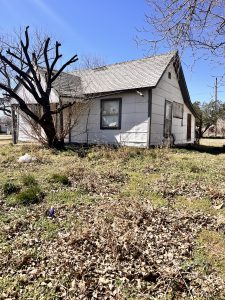 6/1 2 BEDROOM, 1 BATHROOM HOME, LARGE LOT!