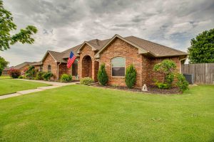 2,266 ± SQ.FT. 4 Bed/3 Bath 2002 Daybreak Lane Enid OK